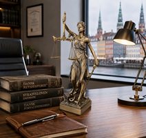 Justitia figur i bronze-look på skrivebordet